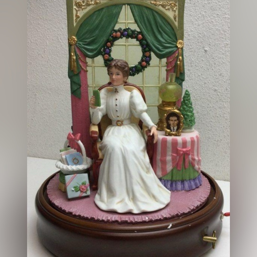 Avon Collectible President Club  Mrs. Albee musical figurine 1990 Victorian